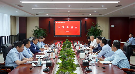 余紅輝與中國(guó)農(nóng)業(yè)銀行北京市分行黨委書記、行長(zhǎng)胡新智座談