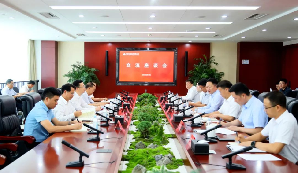 余紅輝與貴州省副省長(zhǎng)羅強(qiáng)座談