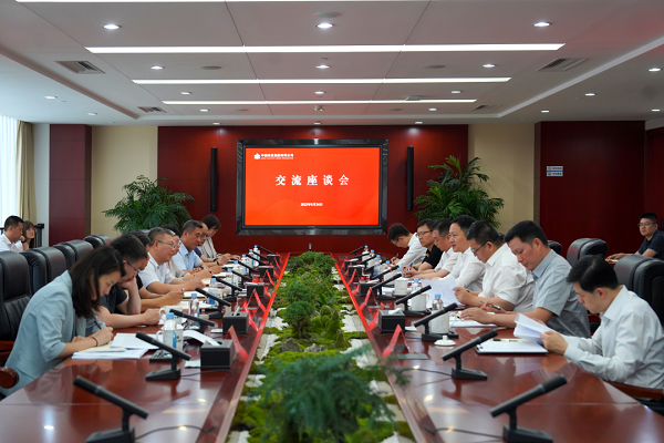 余紅輝與北京市石景山區(qū)委副書記、區(qū)長(zhǎng)李新座談