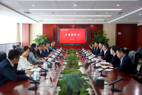余紅輝與德意志銀行董事總經(jīng)理、投資銀行亞洲區(qū)主席吳窮座談